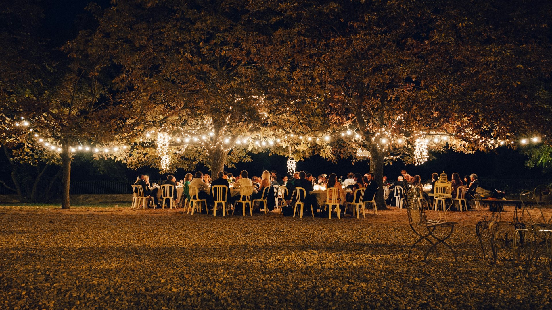 Recepción de boda al aire libre iluminada